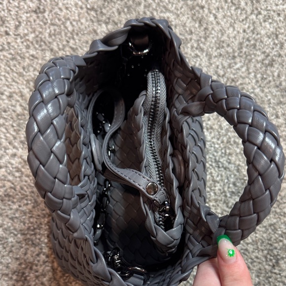 Elegant Gray Woven Handbag - Picture 6 of 6